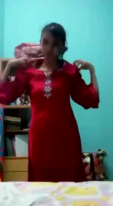 Mahasiswi Tasya Nurinie Ganti Baju Merah