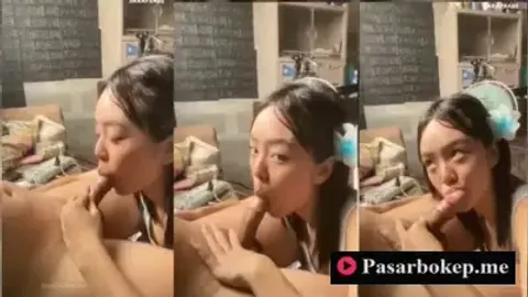Indo ABG Cantik Nyepong Kontol Pacar di Ruang Tamu Takut Ketauan