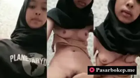 Indo ABG Jilbab Tocil Colmek Bulu Lebat Banget bikin Sange