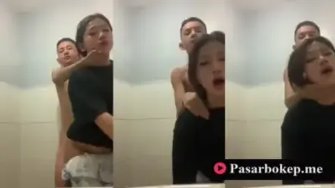 Indo ABG Paksa Pacar ngewe di Toilet