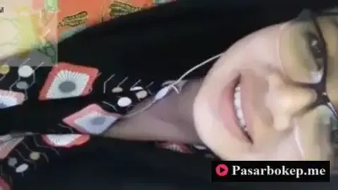 Indo Cewek berkacamata Pamer Toket