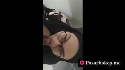 Indo Jilbab Hitam BJ Di Toilet