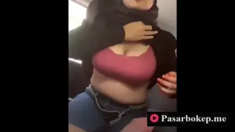 Indo Hijab Nyepong di Mobil
