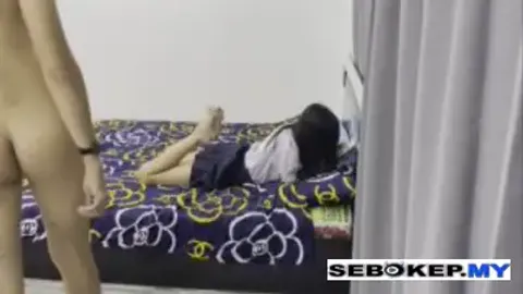 Indo Adik Ipar Yang Lagi Main HP Di Ewe