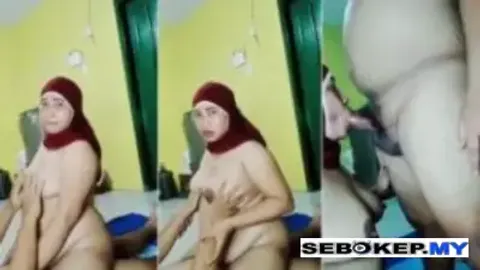 Indo Bunda Hijab Merah Bercumbu di Ruang Tamu Crot Mulut