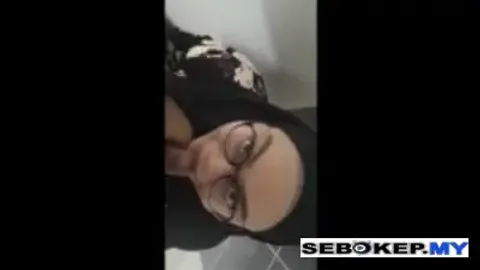 Indo Jilbab Hitam BJ Di Toilet